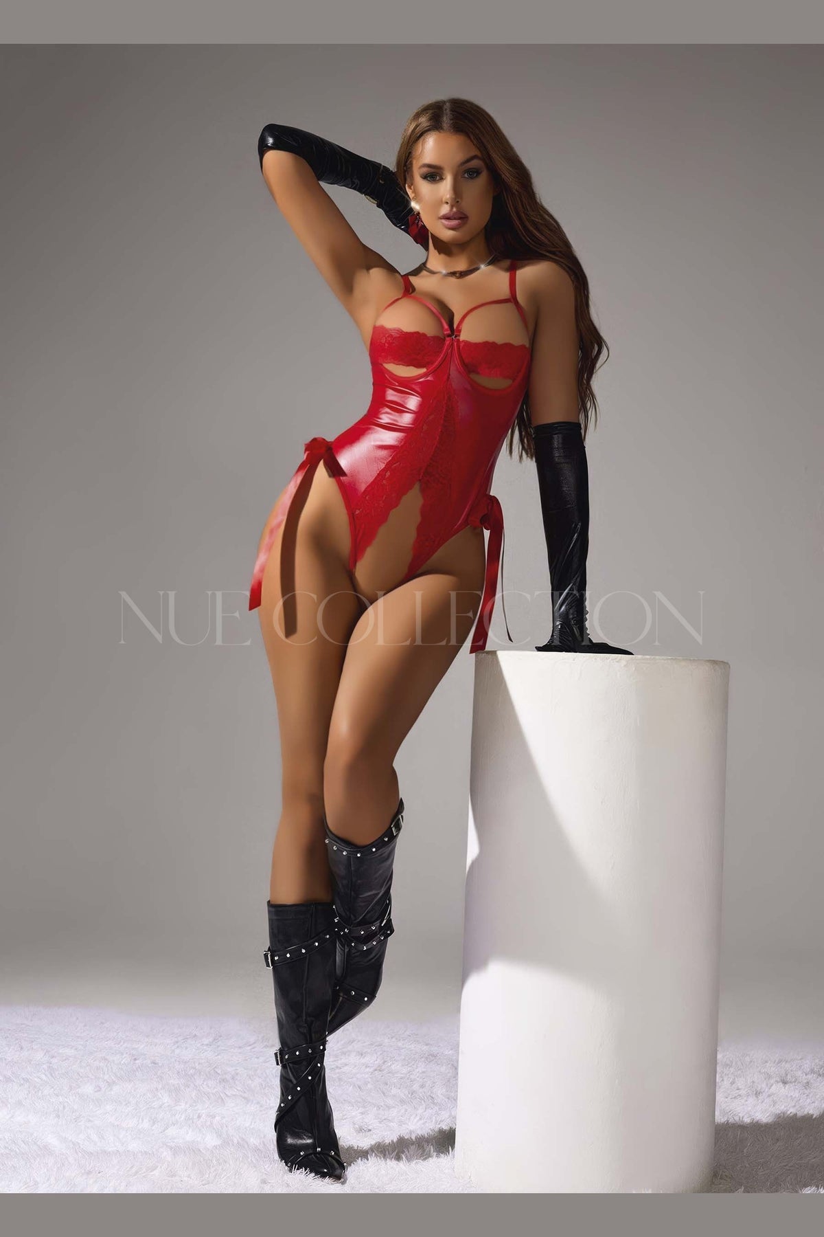 Nue Collection Diva kırmızı korse kesim jartiyerli deri görünümlü body – önden görünüm 4