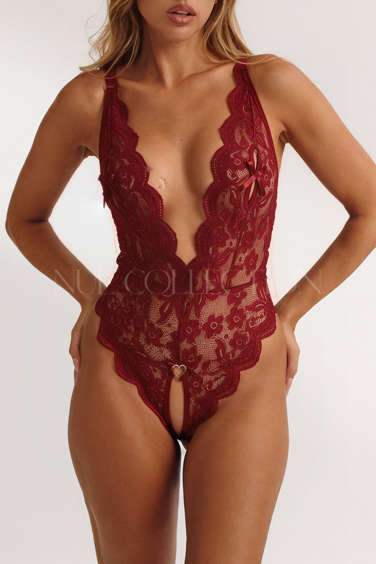 Nue Collection Amore bordo derin v açık sırt dantel body – önden görünüm 3