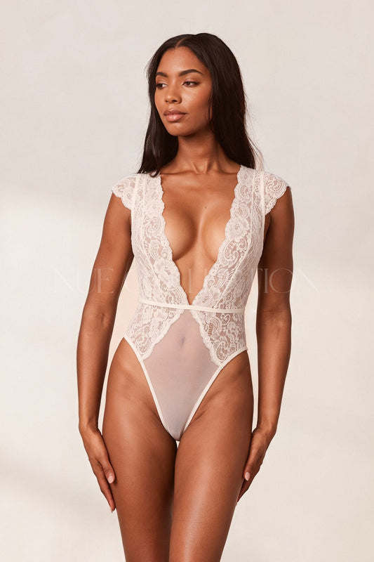 Nue Collection Candida beyaz kısa kollu derin v dantel body – önden görünüm