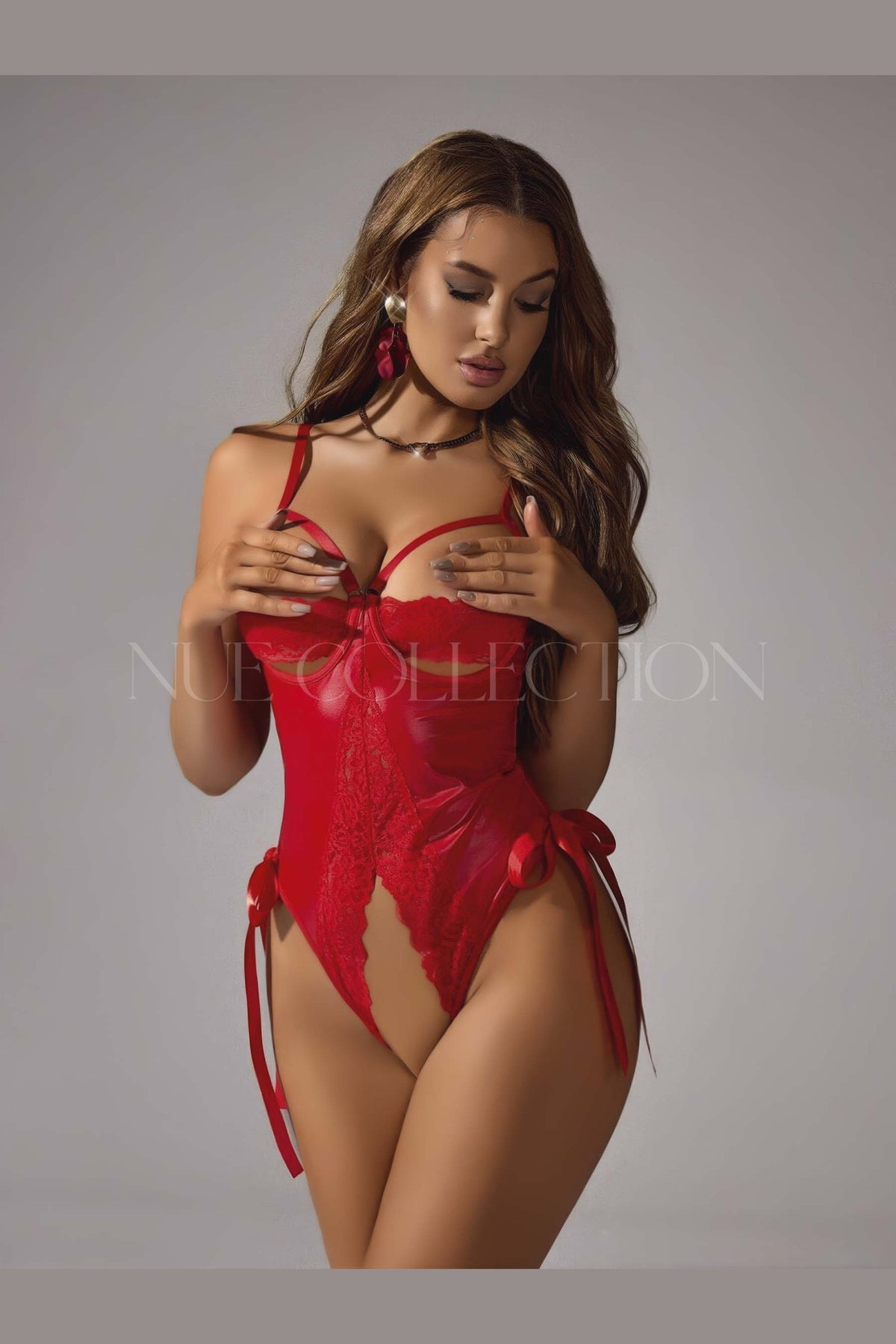 Nue Collection Diva kırmızı korse kesim jartiyerli deri görünümlü body – önden görünüm