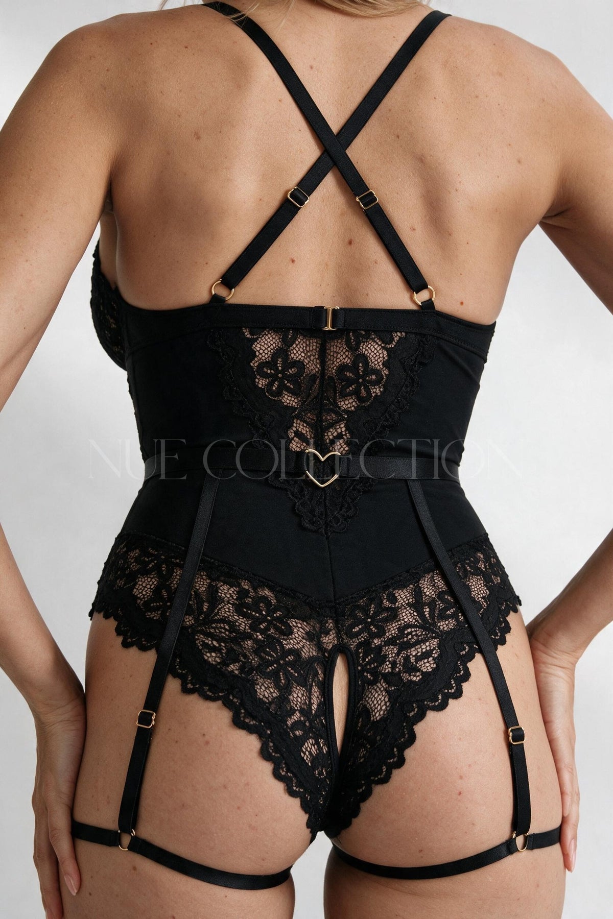 Nue Collection Seraphine siyah jartiyerli dantel body – arkadan görünüm