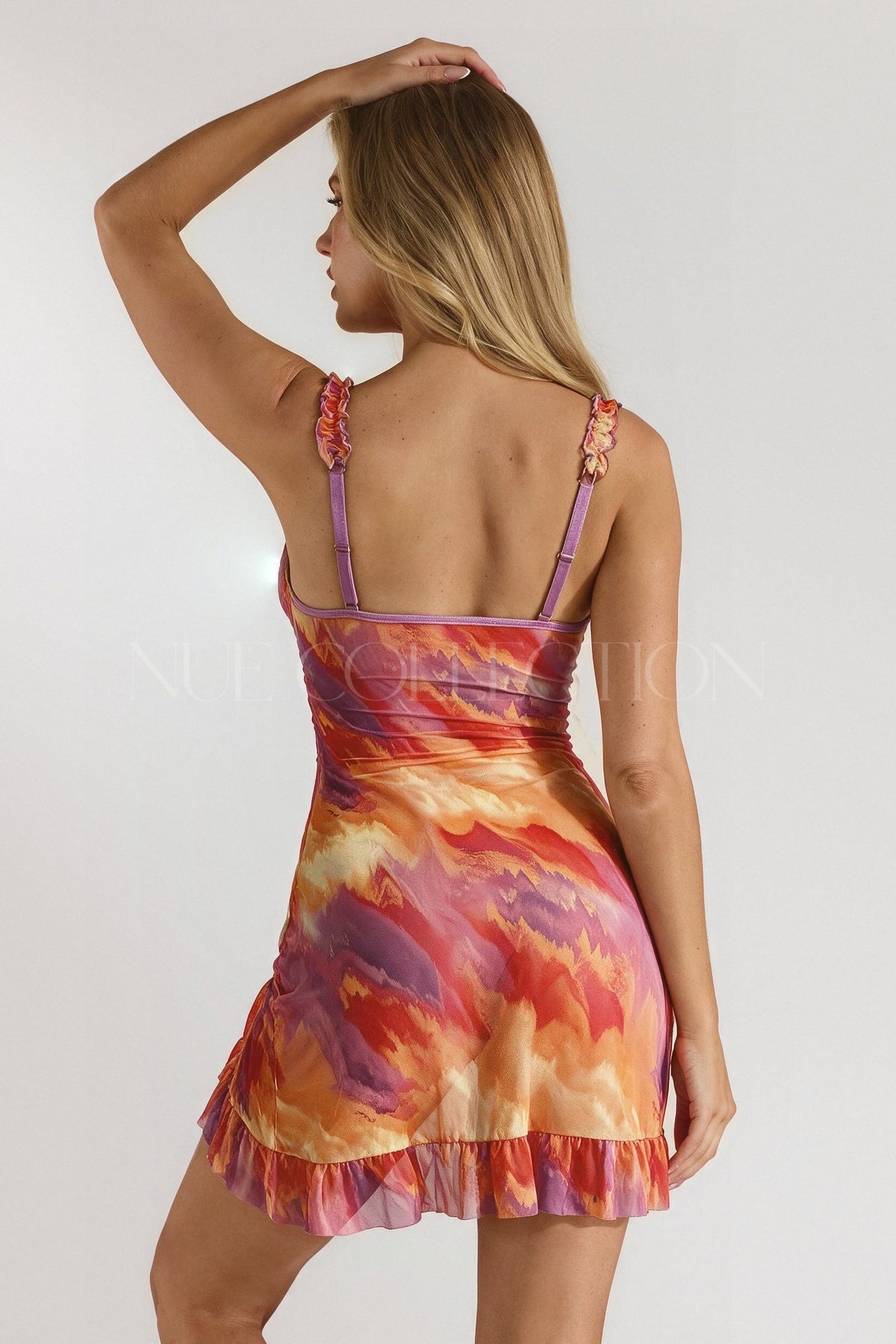 Nue Collection Sunset çok renkli batik desenli fırfırlı gece elbisesi – arkadan görünüm